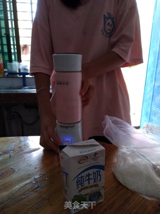 粒粒西瓜奶昔的做法步骤：3