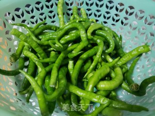 芝麻炒线椒笋子的做法步骤：2