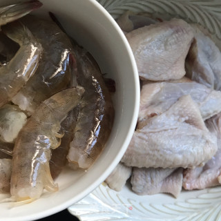 三汁鸡翅鲜虾焖锅的做法步骤：1