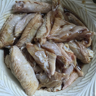 三汁鸡翅鲜虾焖锅的做法步骤：4