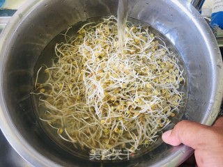 炝拌扁豆芽的做法步骤：1