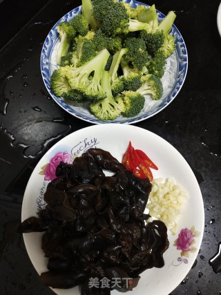 简单3步骤做出低卡低脂蒜蓉西蓝花炒木耳的做法步骤：1