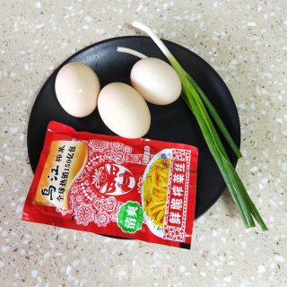 榨菜鸡蛋羹的做法步骤：1