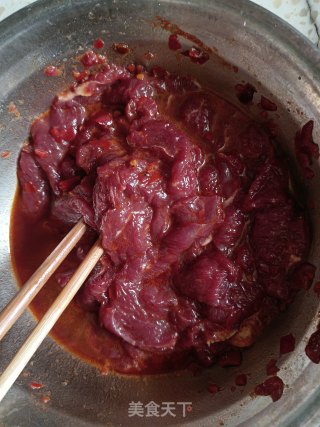牛肉炒嫩姜的做法步骤：1