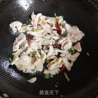 青椒炒鸡胸肉的做法步骤：3