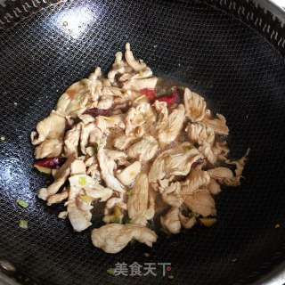 青椒炒鸡胸肉的做法步骤：4