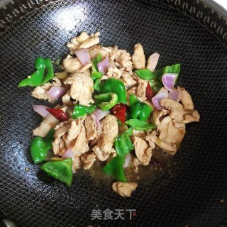 青椒炒鸡胸肉的做法步骤：5