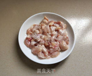 豉香红椒炒鸡丁的做法步骤：2