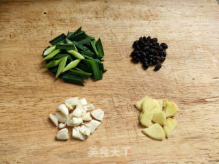 豉香红椒炒鸡丁的做法步骤：3