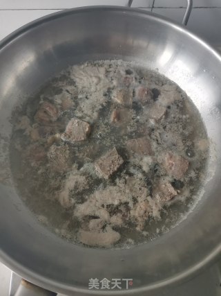香辣牛肉炖土豆的做法步骤：1