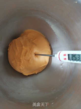 南瓜芝士香肠包的做法步骤：1
