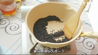 黄金五黑丸的做法步骤：2