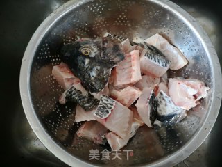 一家人的下饭酸辣鱼的做法步骤：1