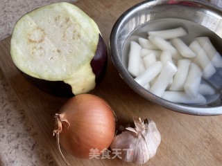 豆酱茄子年糕煲的做法步骤：1