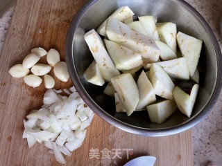 豆酱茄子年糕煲的做法步骤：2