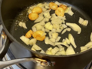 豆酱茄子年糕煲的做法步骤：4