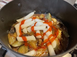 豆酱茄子年糕煲的做法步骤：7