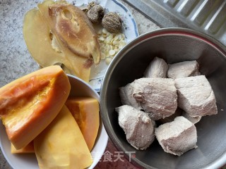木瓜海螺炖瘦肉的做法步骤：2