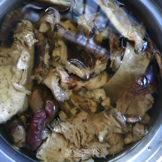 麻辣鸡块炖松茸的做法步骤：1