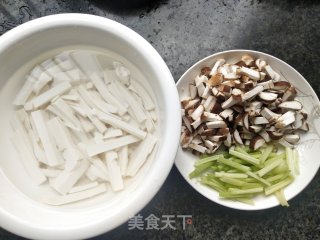 香菇豆腐汤的做法步骤：1
