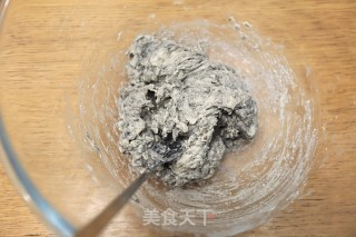 黑芝麻肠仔包的做法步骤：2