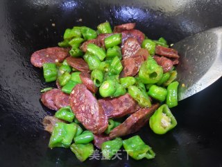 尖椒炒腊肠的做法步骤：5