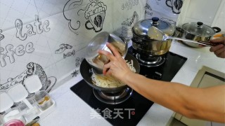 莲菜炒肉丝的做法步骤：7