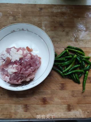 辣椒炒肉的做法步骤：1