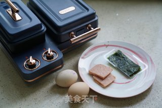 午餐肉蛋饼的做法步骤：1