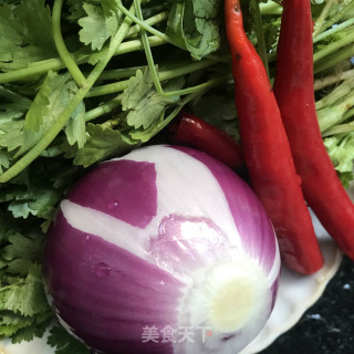 香菜炒牛里脊的做法步骤：1