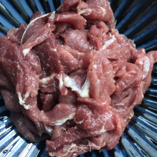 香菜炒牛里脊的做法步骤：2
