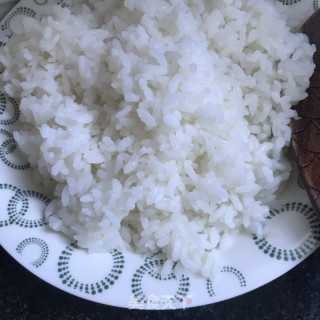 小葱虾仁蛋炒饭的做法步骤：1