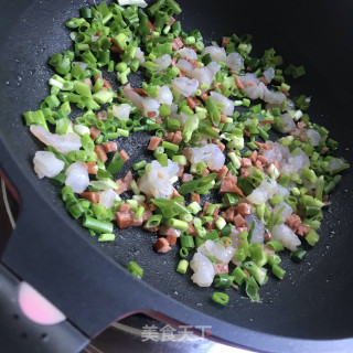 小葱虾仁蛋炒饭的做法步骤：5