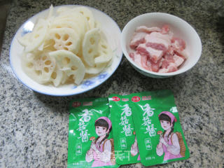 香菇酱五花肉炒莲藕的做法步骤：1