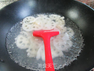 香菇酱五花肉炒莲藕的做法步骤：2