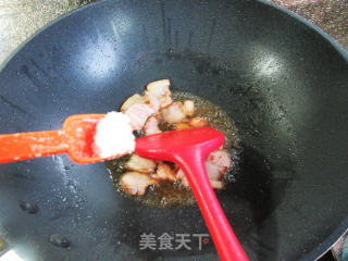 香菇酱五花肉炒莲藕的做法步骤：5