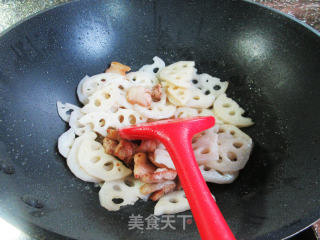 香菇酱五花肉炒莲藕的做法步骤：7
