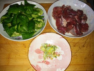 青椒炒牛腩的做法步骤：1