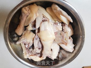豆泡炖三黄鸡的做法步骤：2
