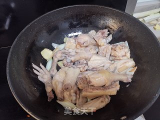 豆泡炖三黄鸡的做法步骤：5