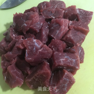 大蒜炒牛肉粒的做法步骤：1