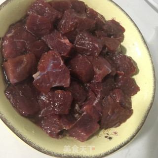 大蒜炒牛肉粒的做法步骤：2