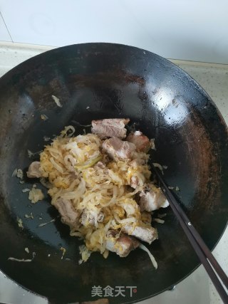 酸菜排骨煲的做法步骤：4