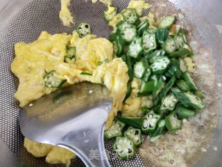秋葵炒鸡蛋的做法步骤：4