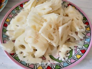 莲藕炒肉片的做法步骤：1