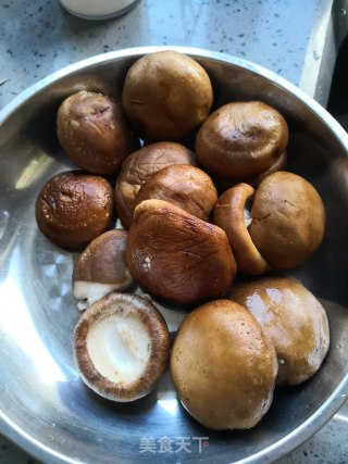 香菇炖土豆的做法步骤：1