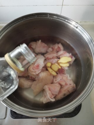 香辣黄豆炖猪蹄的做法步骤：1