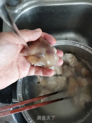 香辣黄豆炖猪蹄的做法步骤：2