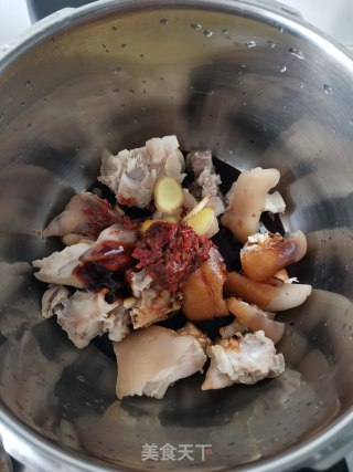 香辣黄豆炖猪蹄的做法步骤：3