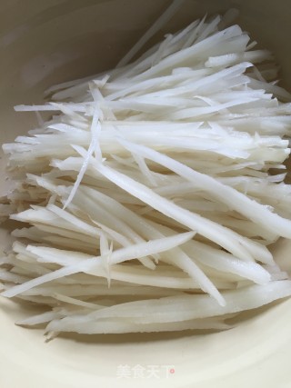 酸辣莲藕丝的做法步骤：2
